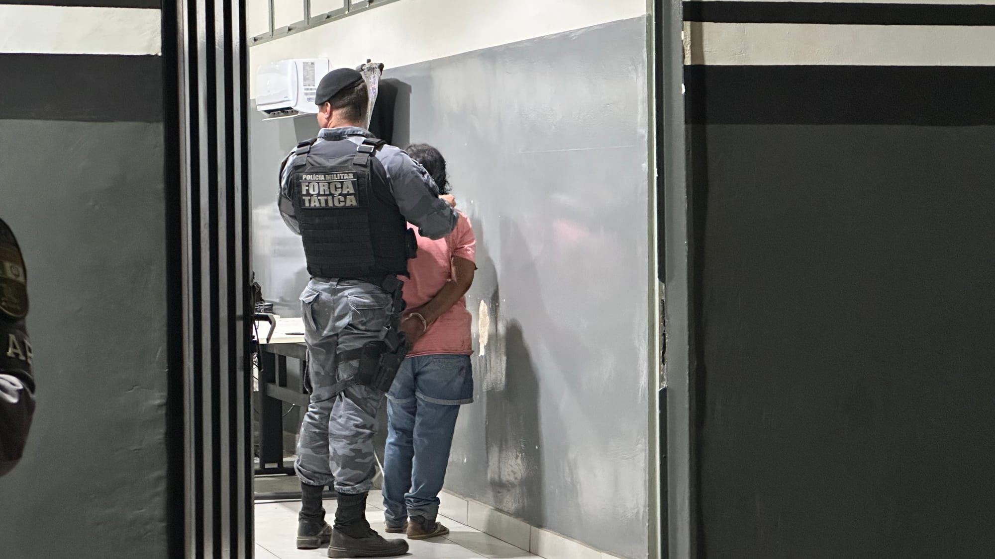 Mulher com tornozeleira desligada é presa em ponto de tráfico em VG