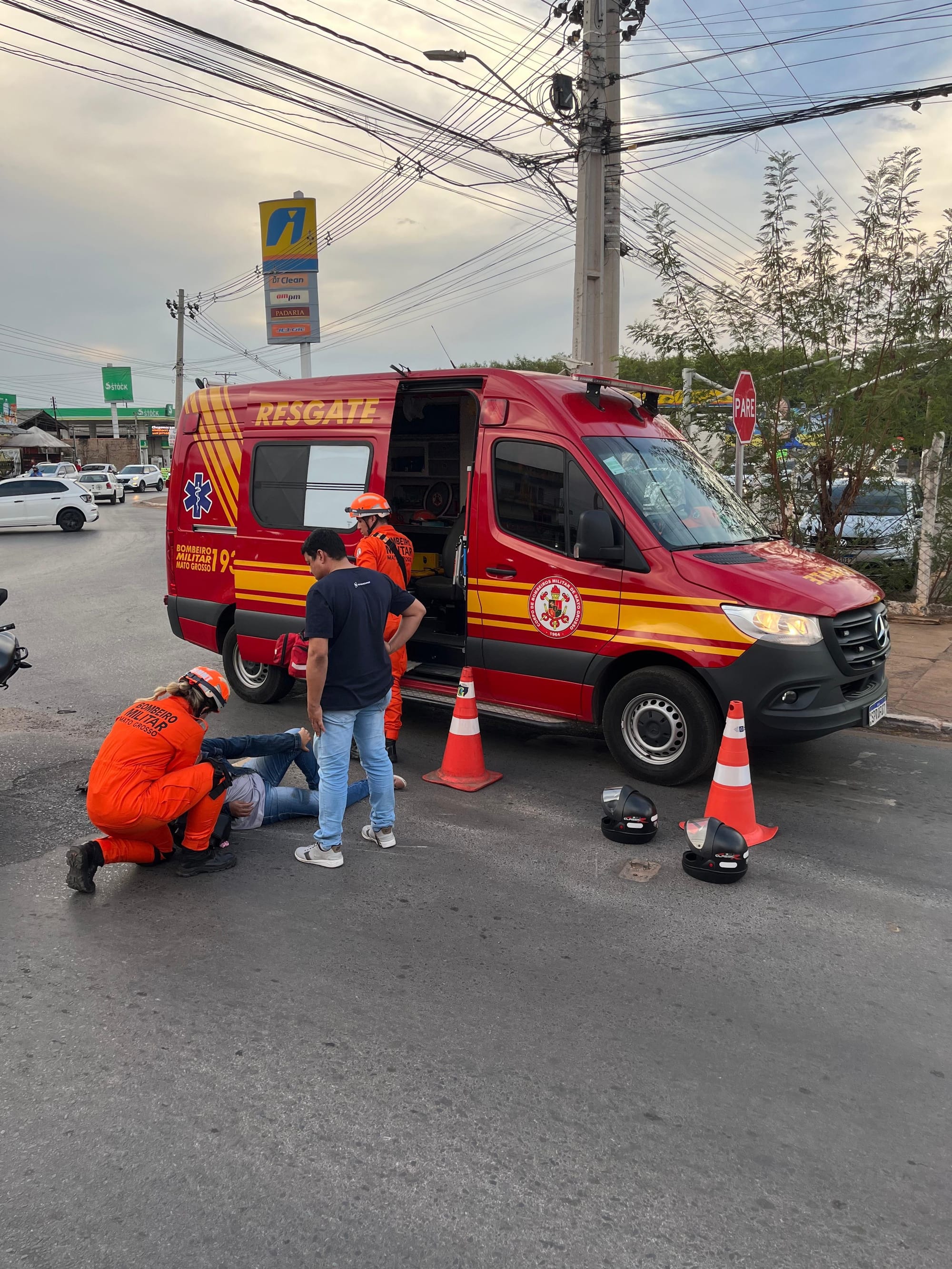 Mulher fica ferida após colisão entre moto e carro em cruzamento movimentado de Várzea Grande
