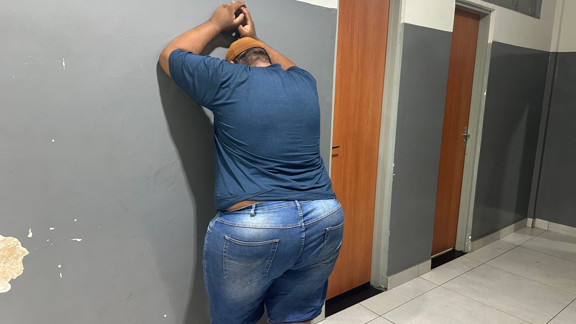 Homem é preso suspeito de vender drogas a caminhoneiros em postos da Rodovia dos Imigrantes, em Várzea Grande