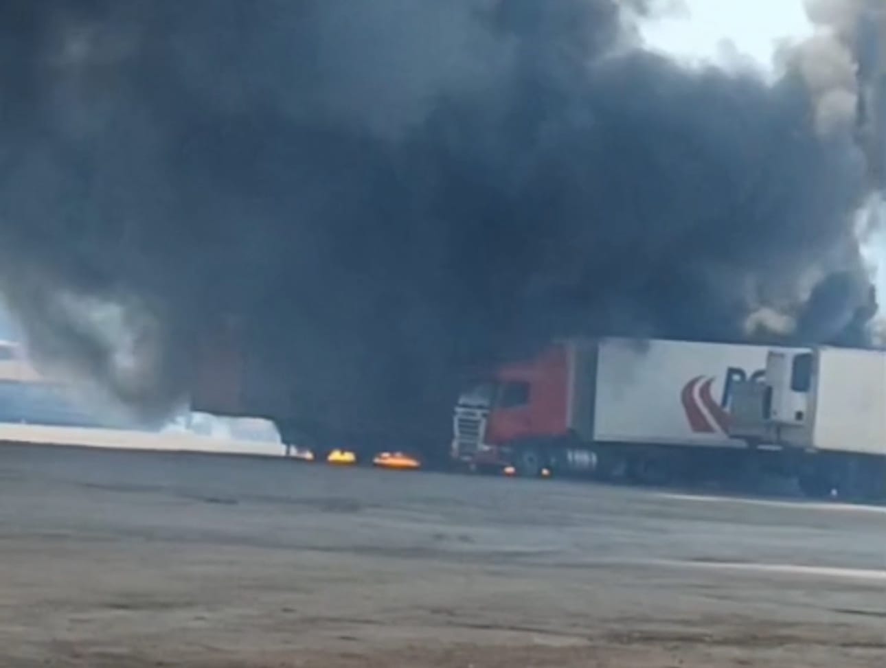 URGENTE: Incêndio de grandes proporções atinge carretas no pátio do Posto Miriam, na Rodovia dos Imigrantes em Várzea Grande