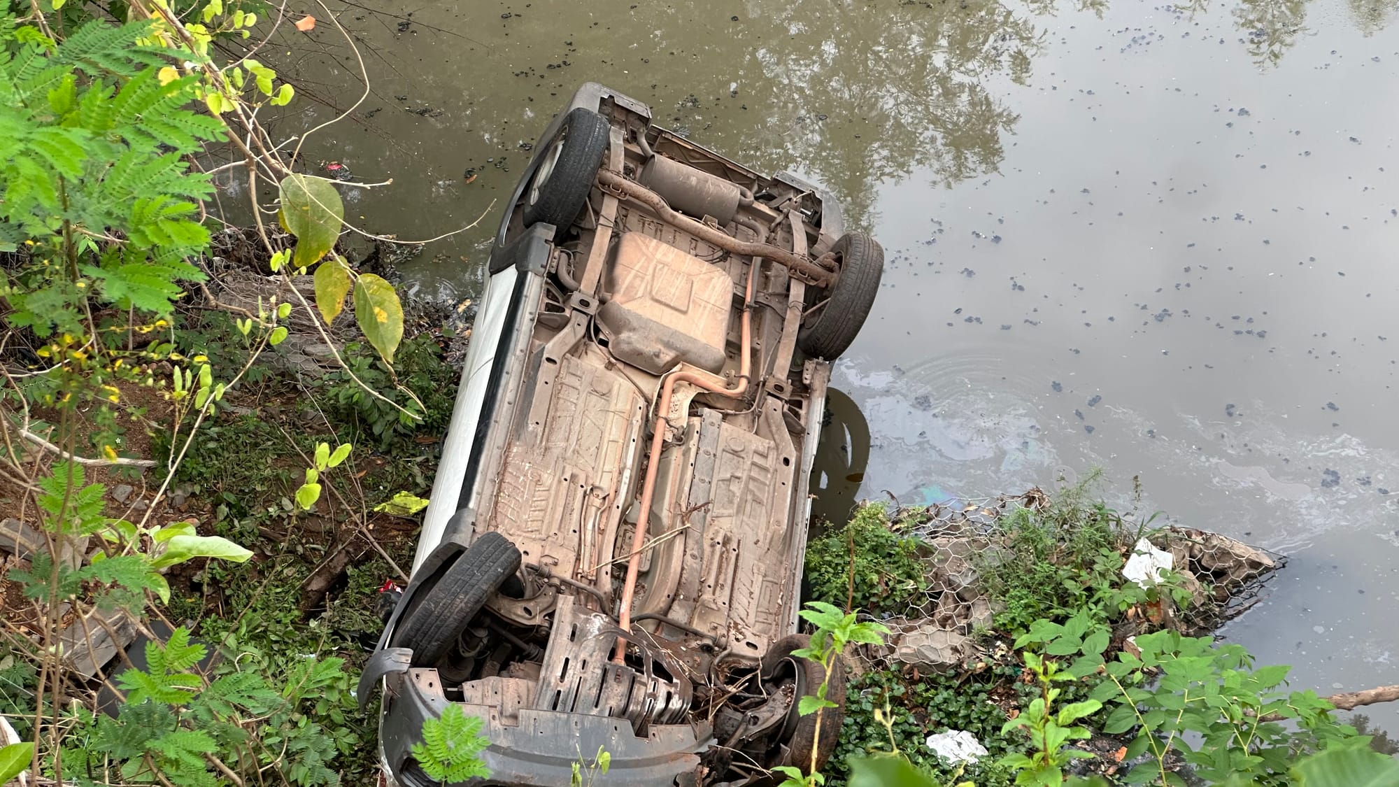 Carro despenca de 3 metros e cai no córrego Barbado em Cuiabá; duas pessoas ficam feridas