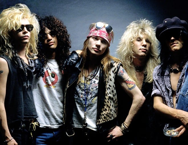 “ROCK NO CALOR DA SELVA: GUNS N’ ROSES ARRASA CUIABÁ E ROTINA DE 40 MIL É ABALADA”