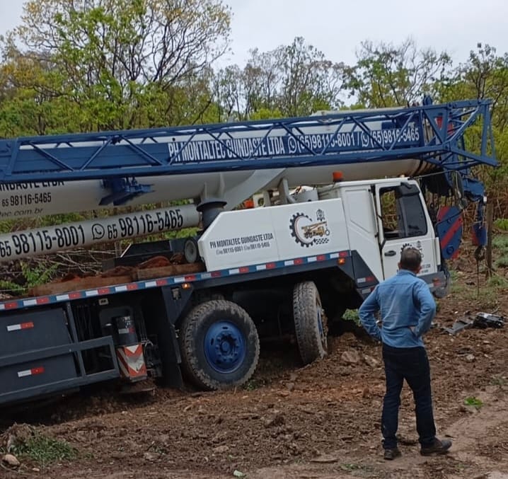 Quase tragédia em dobro! Guindaste que iria resgatar outro caminhão perde o controle e despenca em barranco na estrada do Manso