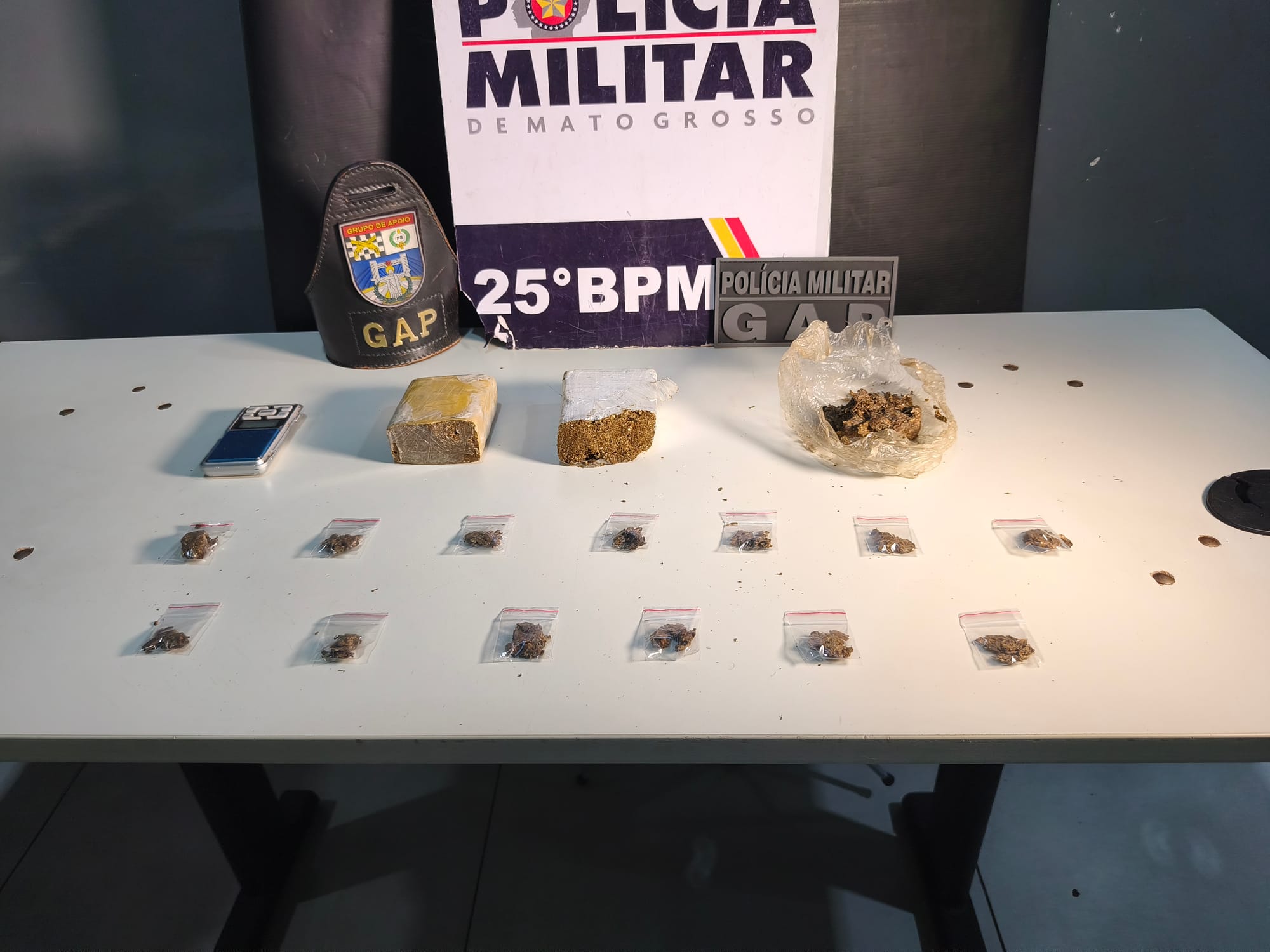 Ação rápida do GAP no bairro 8 de Março resulta na apreensão de drogas, veículos e materiais do tráfico em Várzea Grande