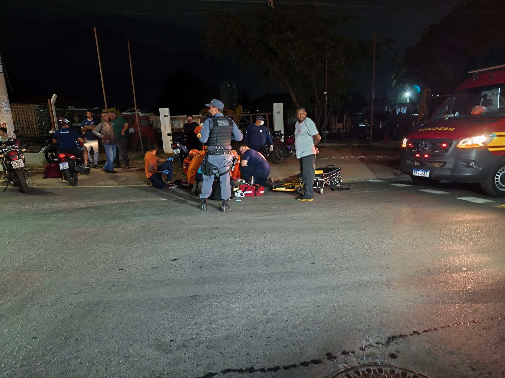 AGORA: Motoqueiro fica gravemente ferido após manobra brusca para evitar colisão, em Cuiabá