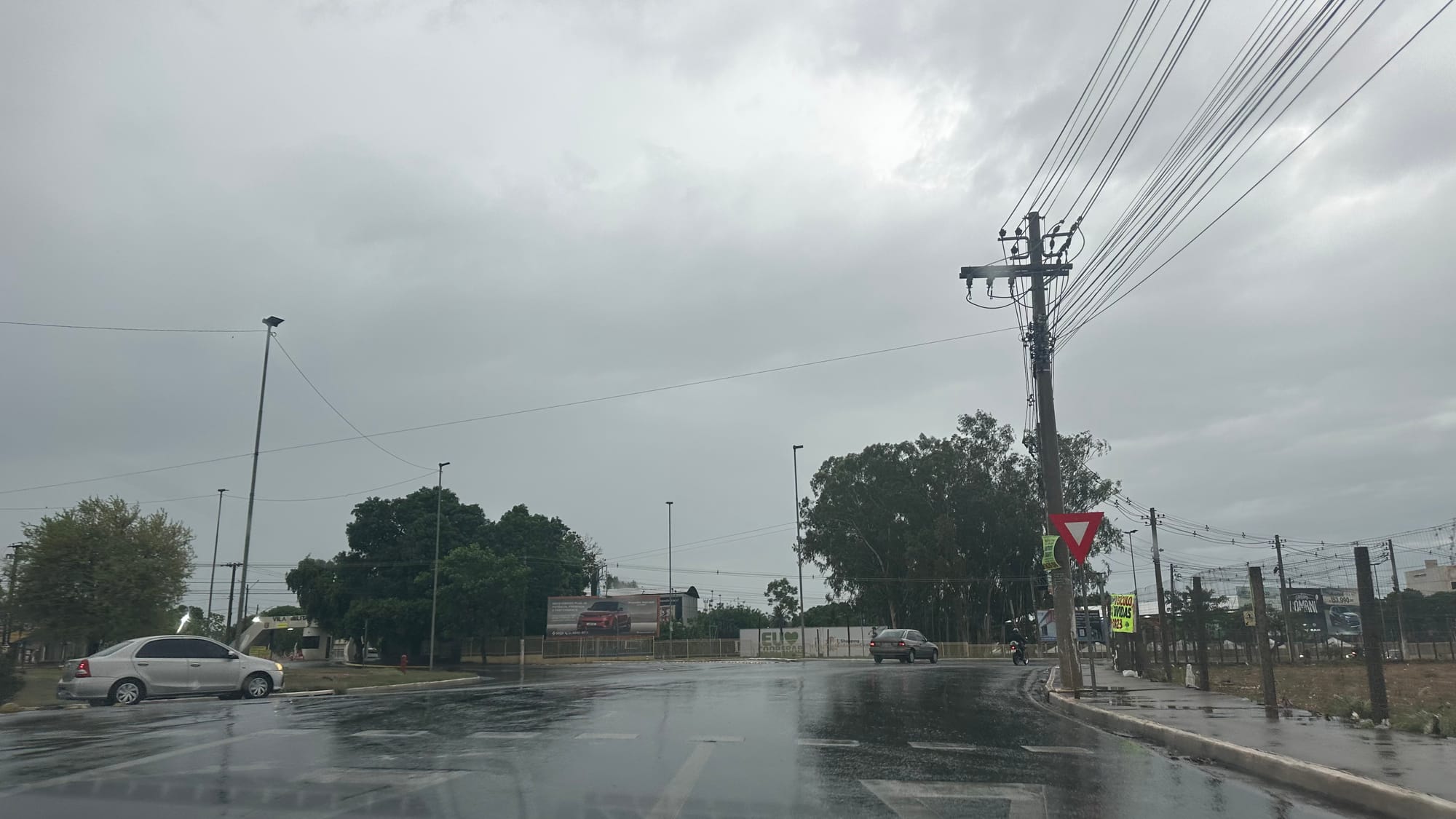 Chuva com ventania assusta moradores em vários bairros de Cuiabá e Várzea Grande nesta terça-feira (11)