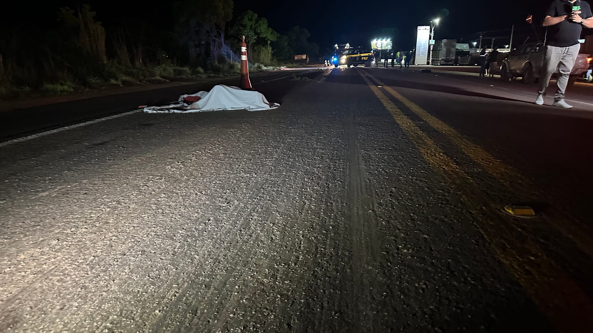 Motociclista morre ao colidir com carreta na BR-070
