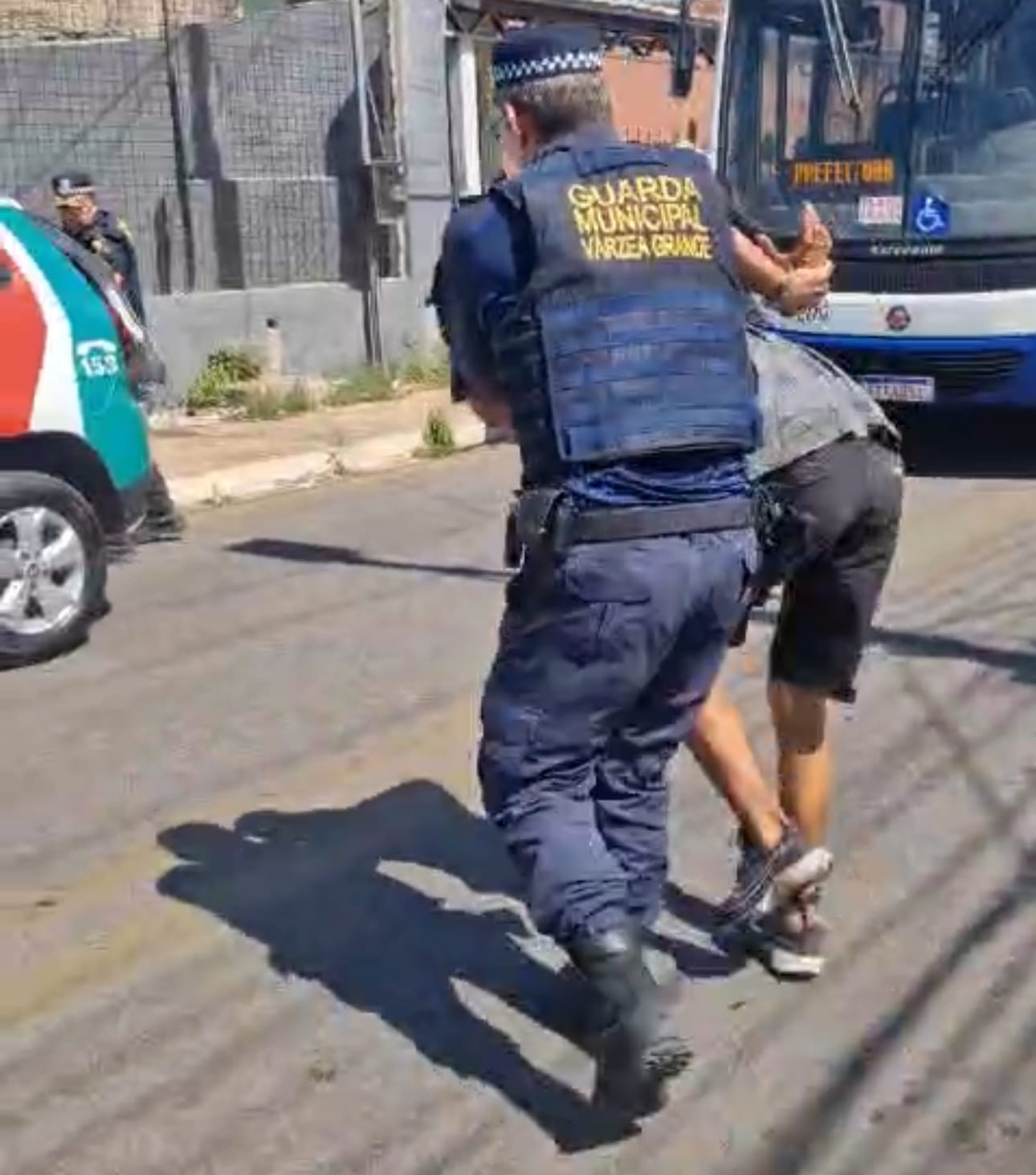 Operação Blue Friday vira “Desfile do Corre”: GM detém suspeito e recupera roupas furtadas no Centro de Várzea Grande!