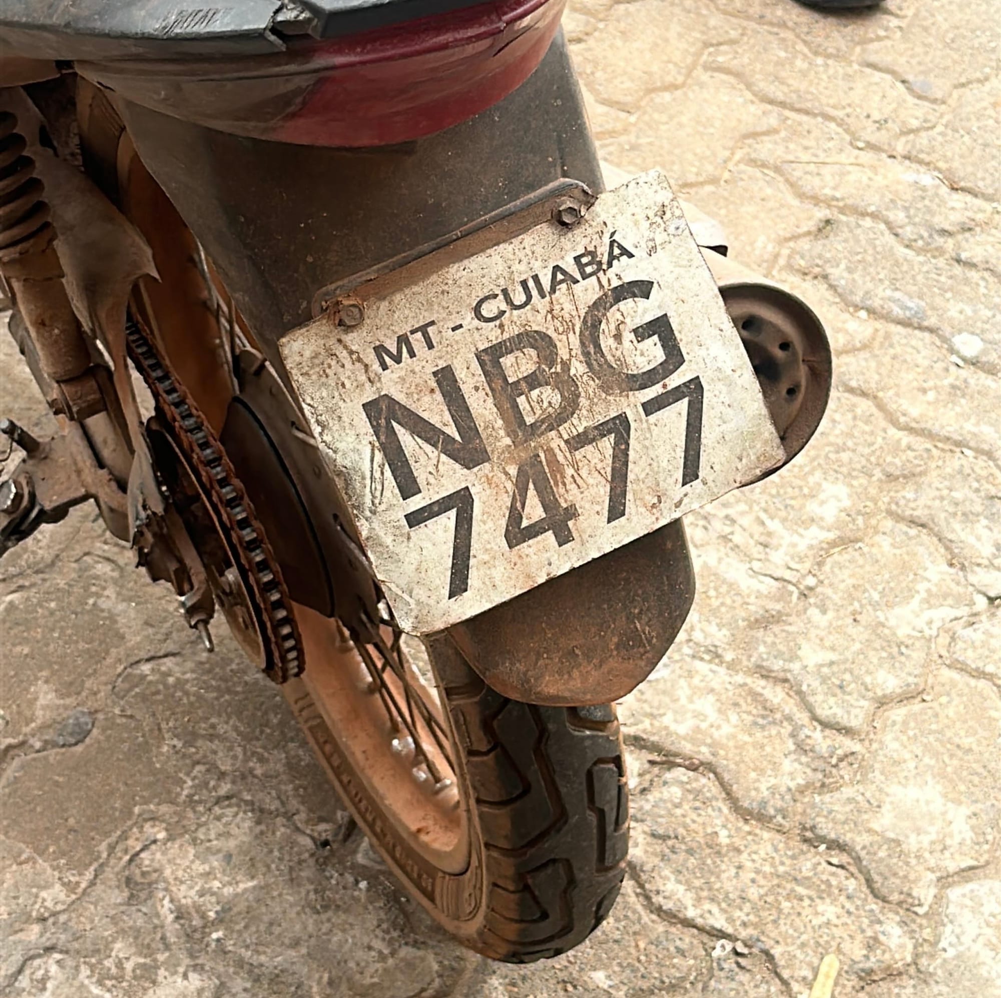 Guarda Municipal flagra motociclista com placa adulterada e sem habilitação na região central de Várzea Grande