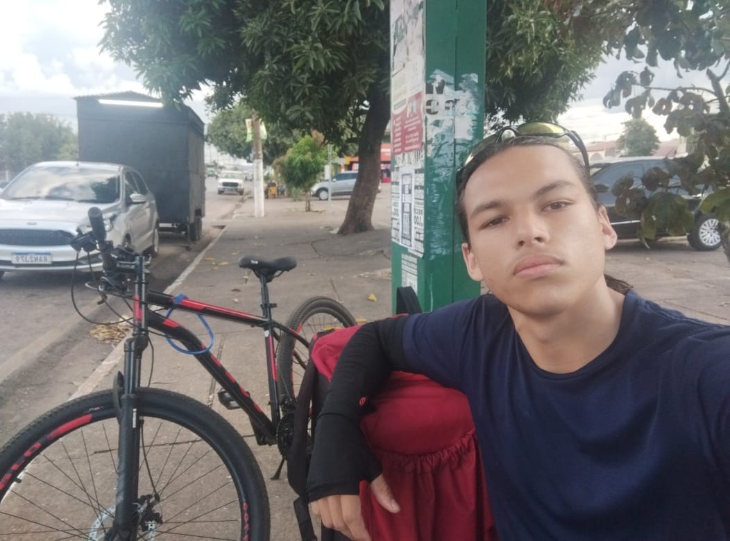 Entregador perde fonte de renda após ter bicicleta furtada enquanto trabalhava na Avenida do CPA