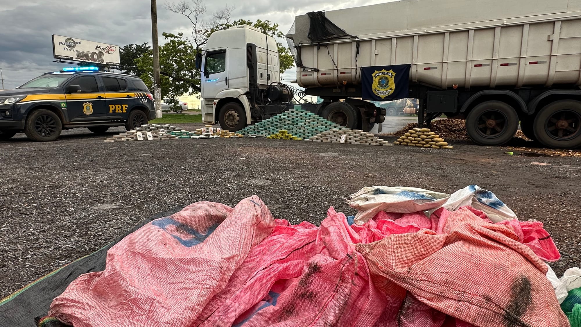 URGENTE | PRF ESTOURA ESQUEMA E APREENDE DROGAS EM DUAS CARRETAS EM MATO GROSSO