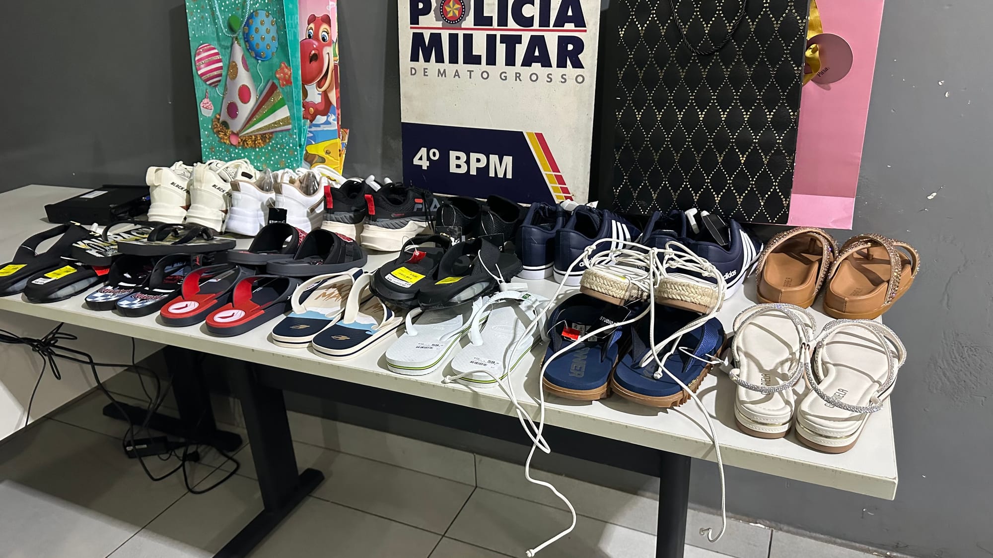 Jovem é presa após furtar mais de 30 pares de calçados em shopping de Várzea Grande