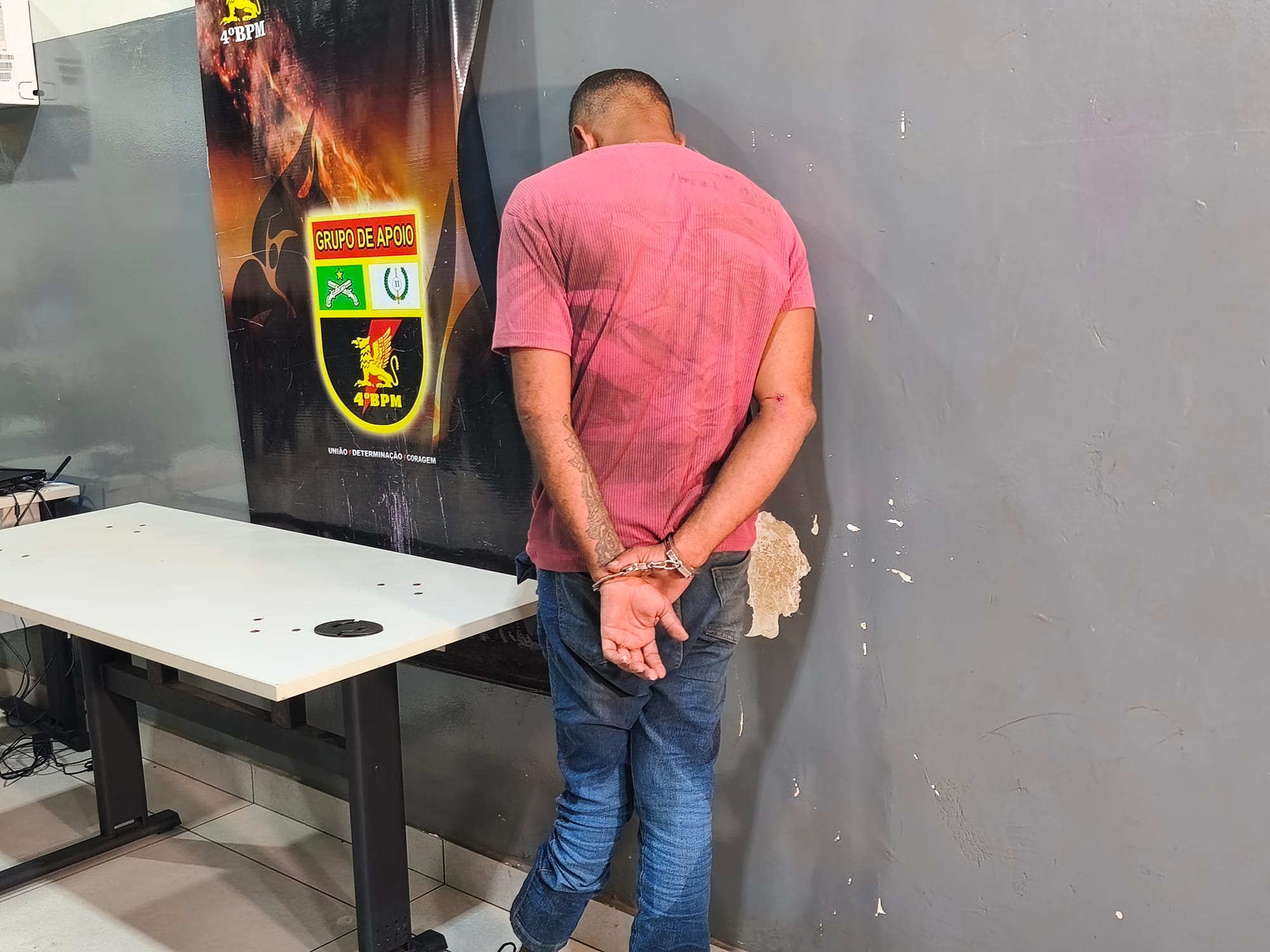 URGENTE: neste momento suspeito é preso em flagrante após roubo a farmácia durante fuga em Várzea Grande