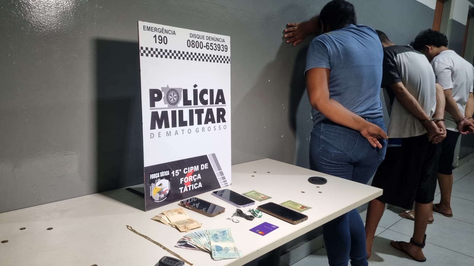 Força Tática prende dois homens e uma mulher com drogas e suspeita de golpes no Marajoara,em Várzea Grande