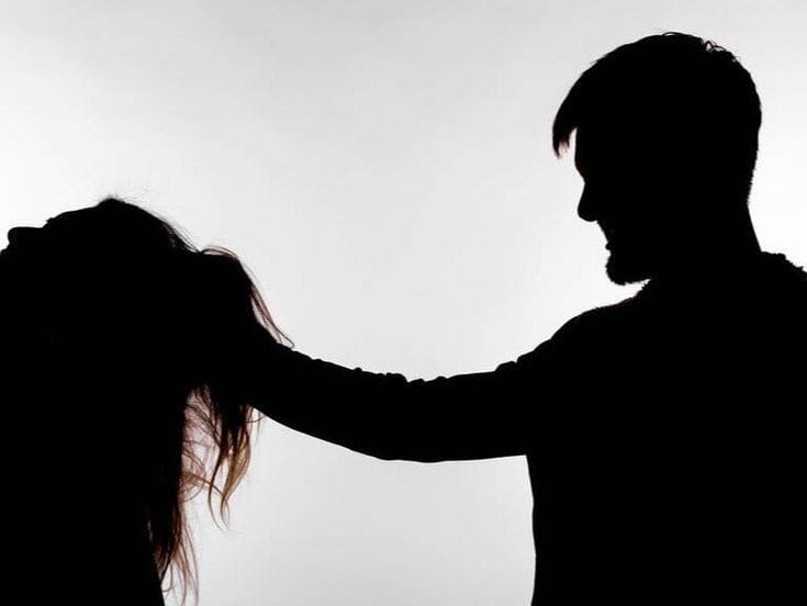 Gritos e desespero levam polícia a prender homem suspeito de agredir companheira em Nobres