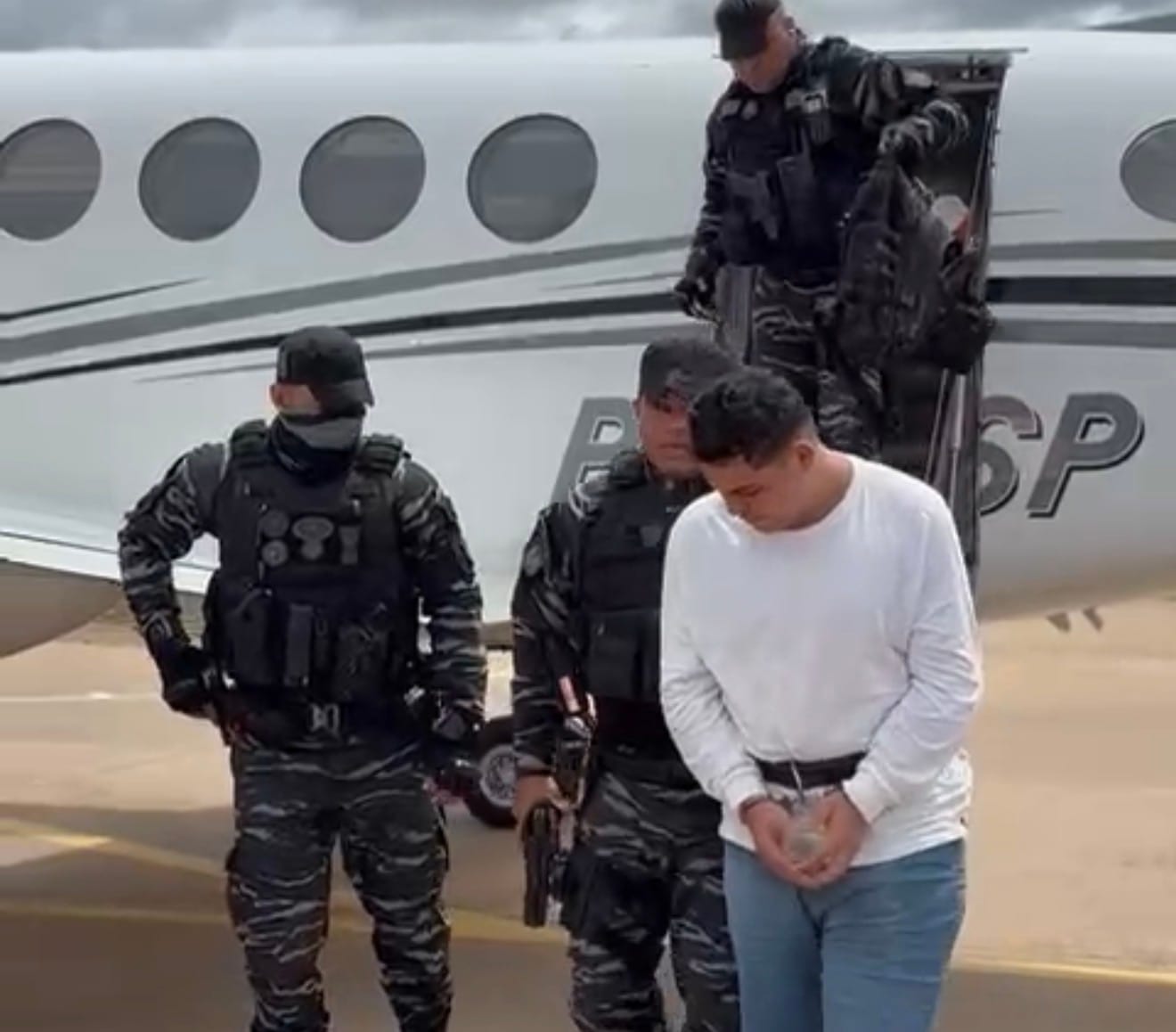 RAFFAEL AMORIM, ASSASSINO DO SARGENTO ODENIL, CHEGA A CUIABÁ ESCOLTADO PELA PM