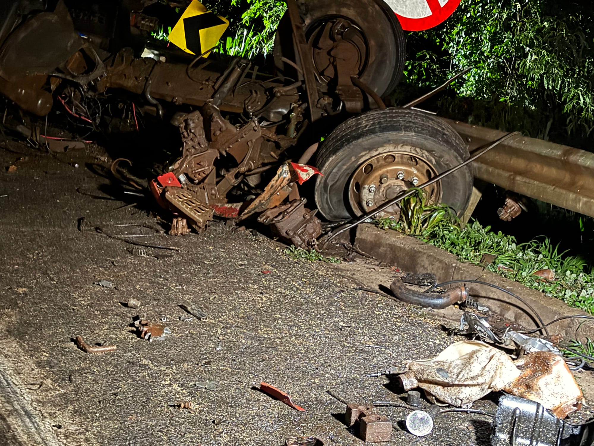 Batida frontal entre carretas na BR-364 deixa dois mortos e interdita rodovia divisa de Várzea Grande e Jangada