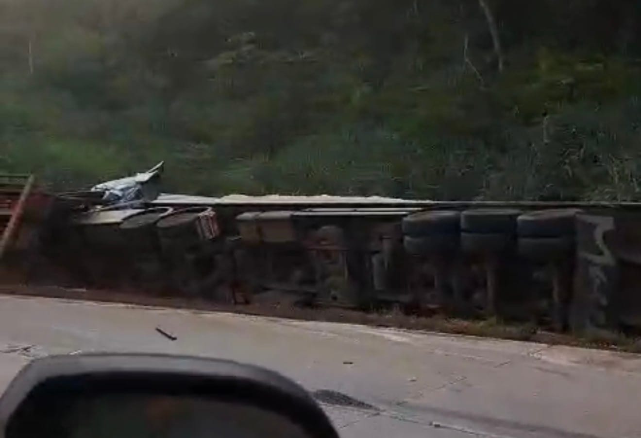 Tombamento de três carretas é registrado na descida da Serra de São Vicente, em direção a Cuiabá