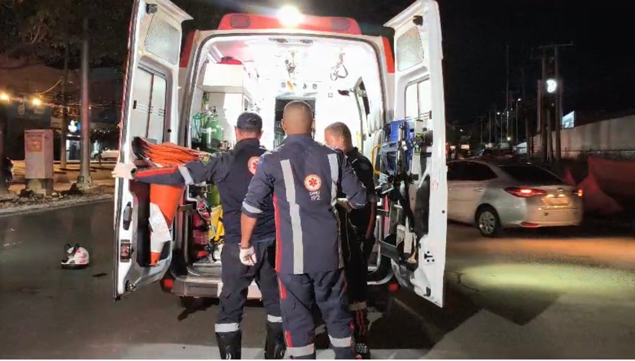 SUSPEITA DE EMBRIAGUEZ: motoqueiro fica inconsciente após bater em carro com família em Cuiabá