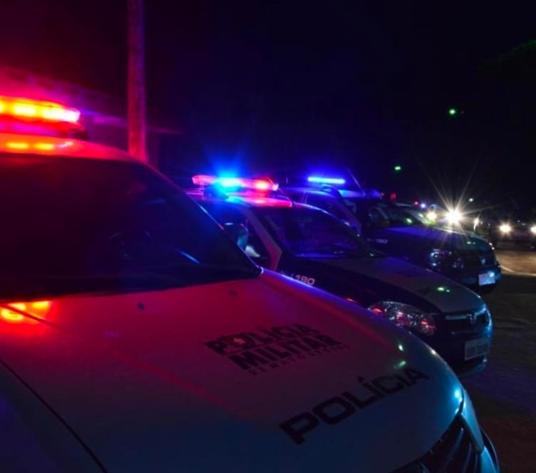 Ataque violento: dupla invade casas, atira em idoso e incendeia residência