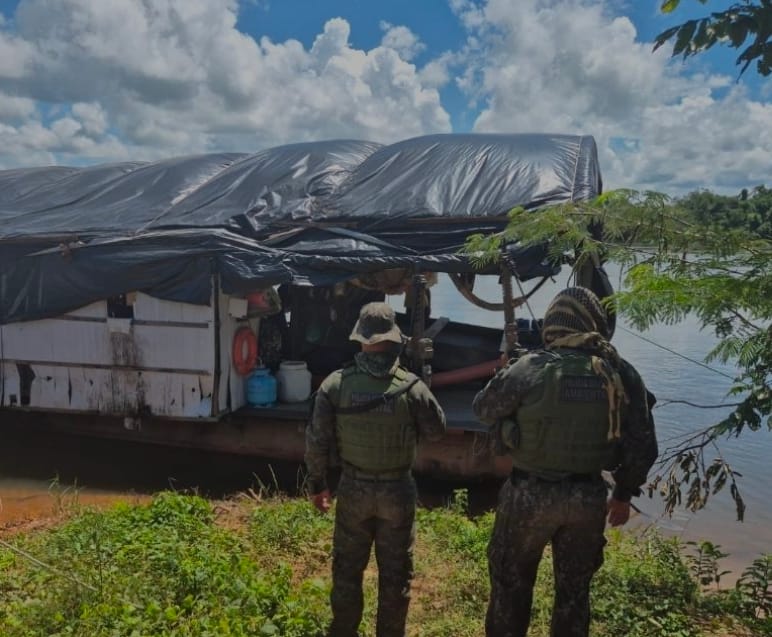 🚨 Flagrante no rio: PM desmonta garimpo ilegal em área protegida