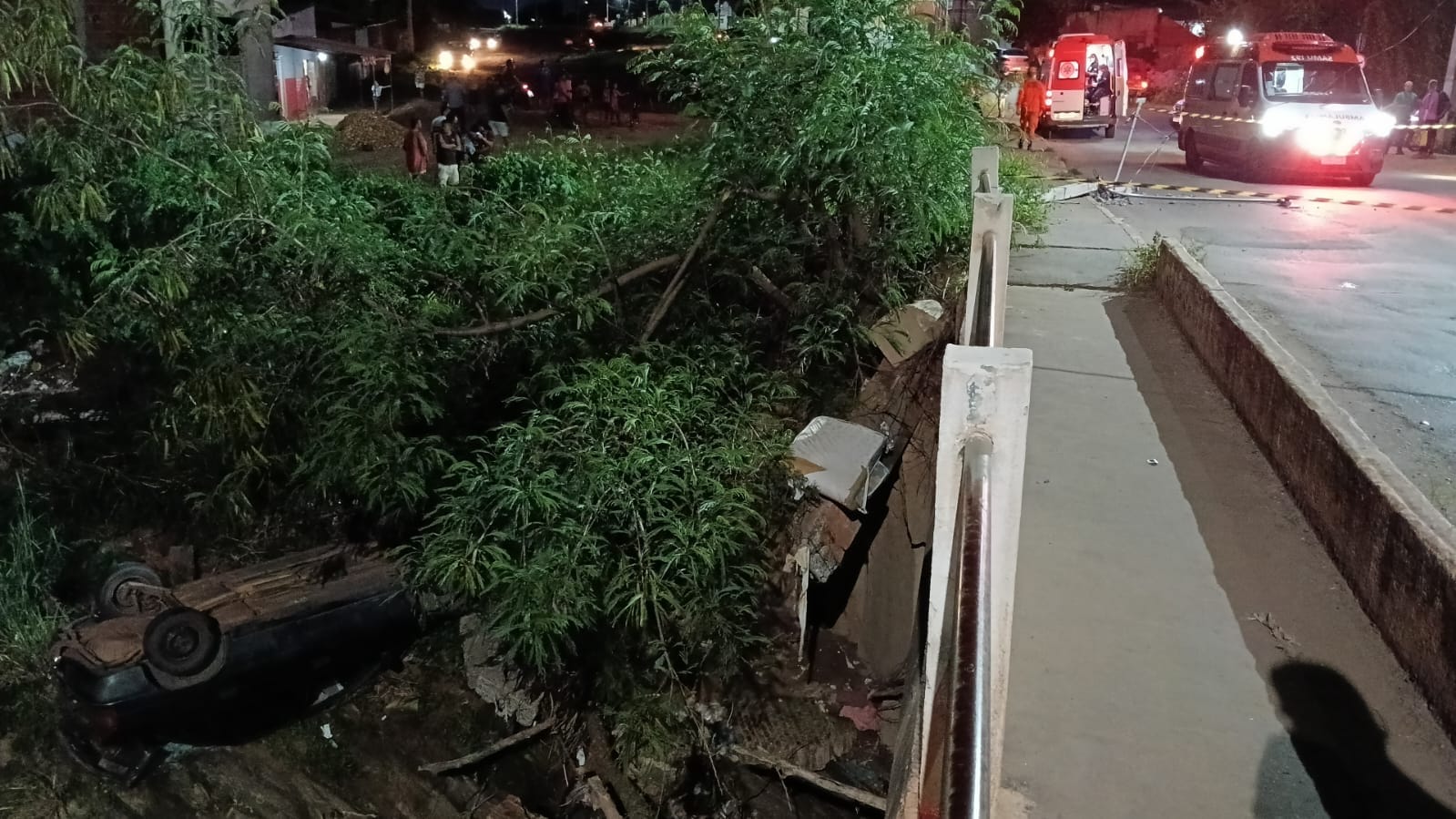 Idoso passa mal, perde controle do carro e cai em córrego após bater em poste em Cuiabá