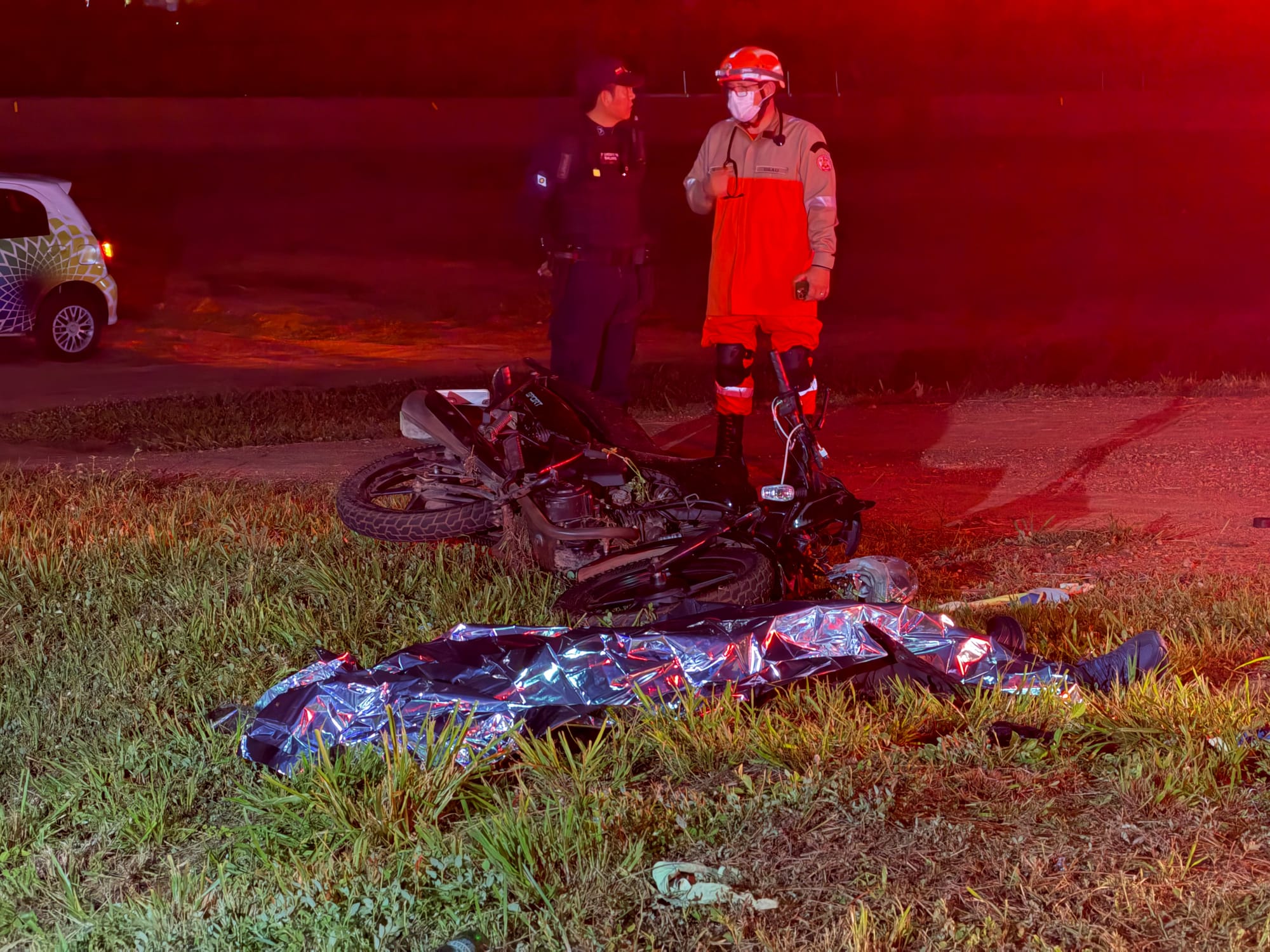 Motociclista perde controle da moto, bate em poste e morre no Distrito Industrial