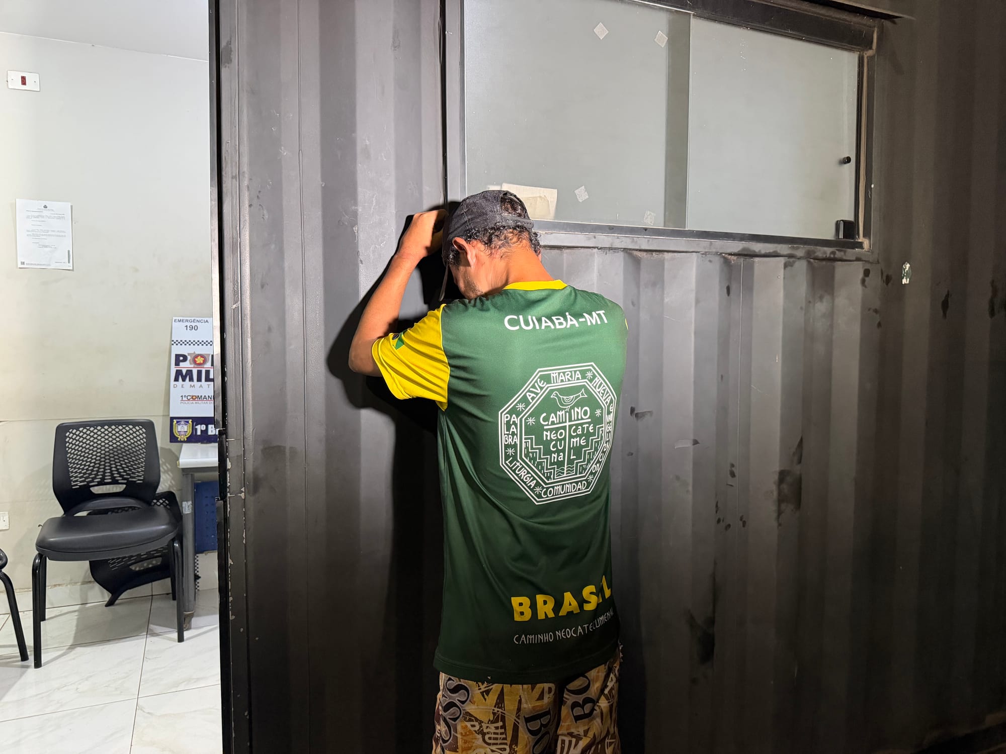 Flagrado com a mão cheia de drogas, suspeito é preso pelo GAP no Goiabeiras, em Cuiabá
