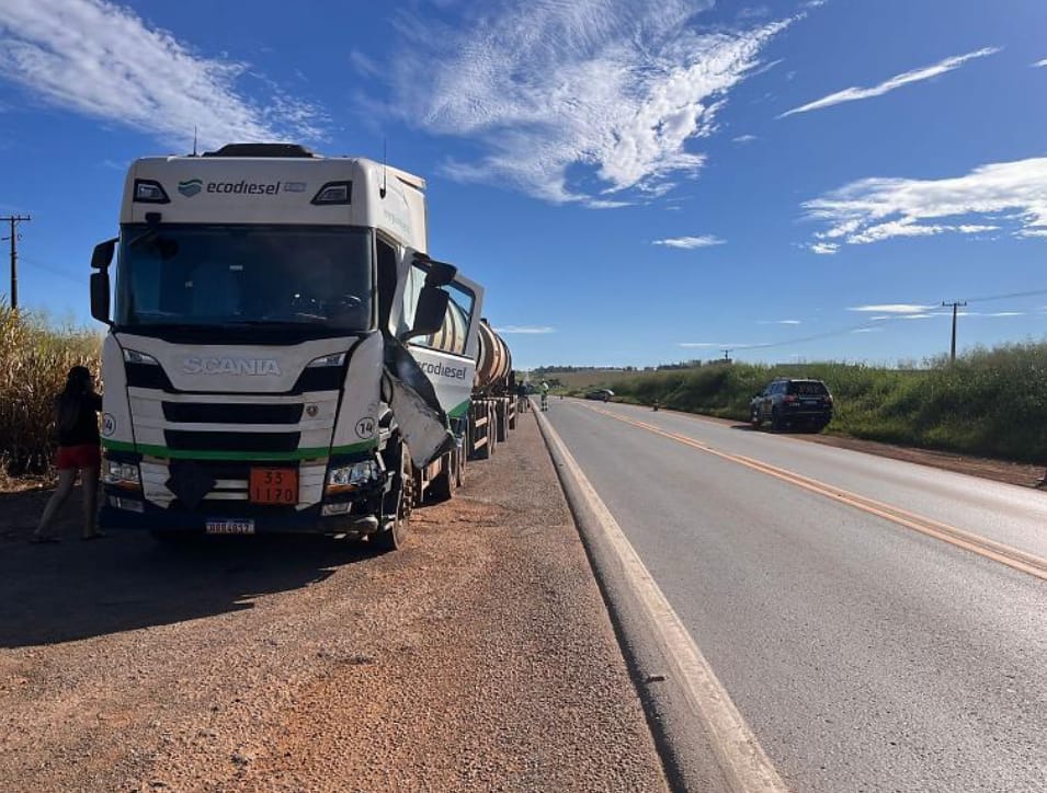TRAGÉDIA NA BR-163: mulher morre após colisão violenta entre carro e carreta em Sorriso