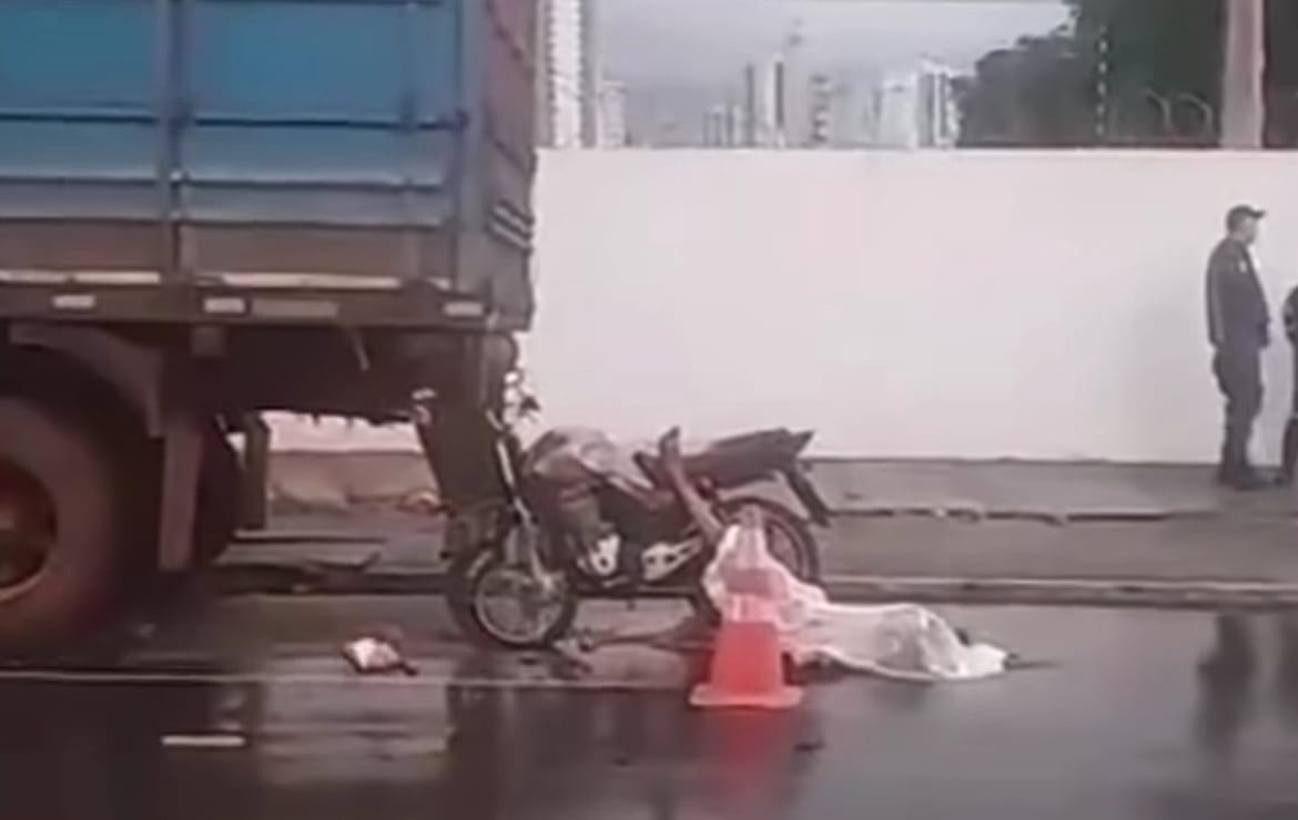 TRAGÉDIA NA MADRUGADA: Jovem de 23 anos morre após bater moto em caminhão parado em Cuiabá