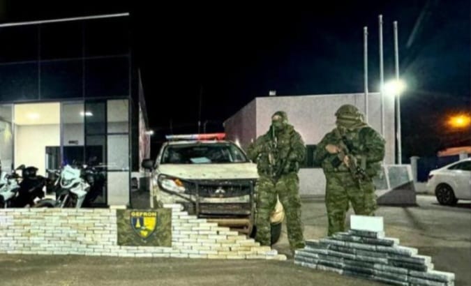 Operação da PM e gefron prende  299 kg de cocaina