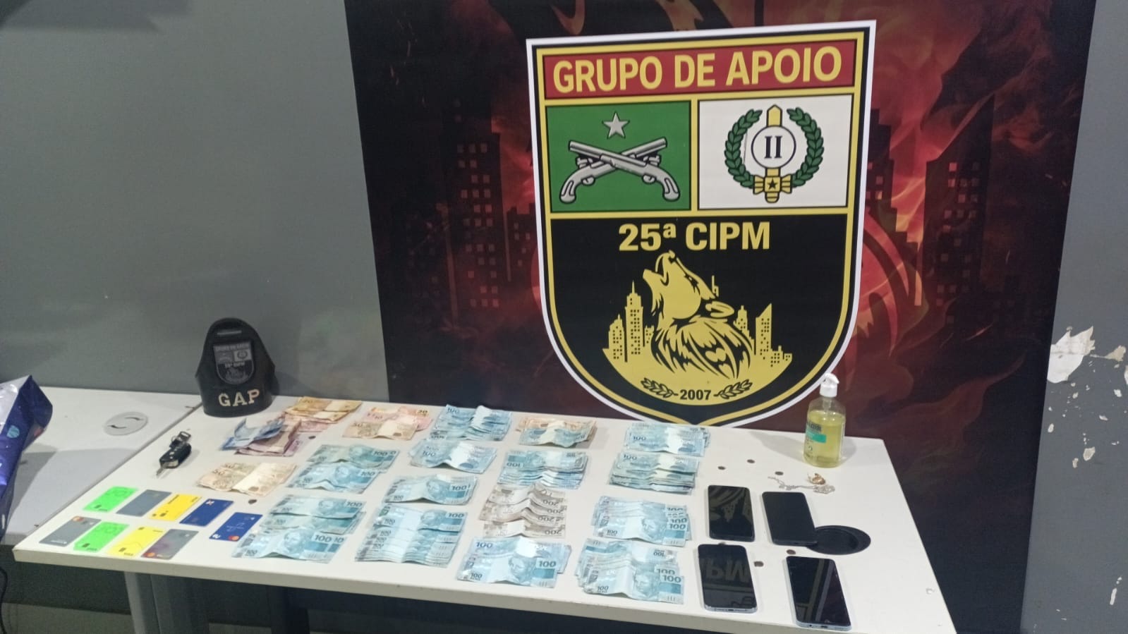 CAÇADA POLICIAL EM VÁRZEA GRANDE TERMINA COM FORAGIDO BALEADO E FAMÍLIA PRESA