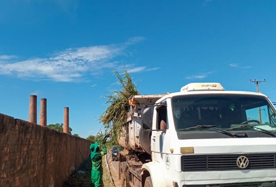 LIMPEZA GERAL! Prefeitura faz mutirão pesado e entra com tudo em bairros de Várzea Grande