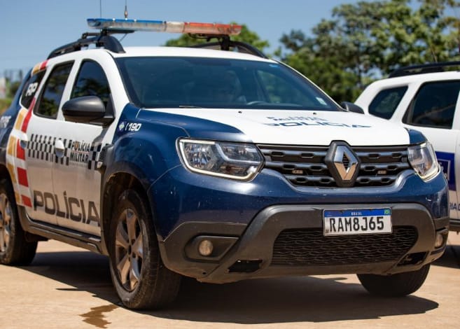 Homem é preso por tentativa de homicídio após atirar em vítima em bar