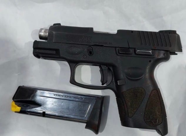 Mulher morre após se atingir sem querer com arma de fogo na virilha após se mover de mal jeito;Arma estava na cintura