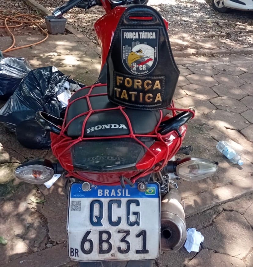 🚨 Força Tática desarticula ponto de tráfico, apreende grande quantidade de droga e recupera moto roubada em Cuiabá
