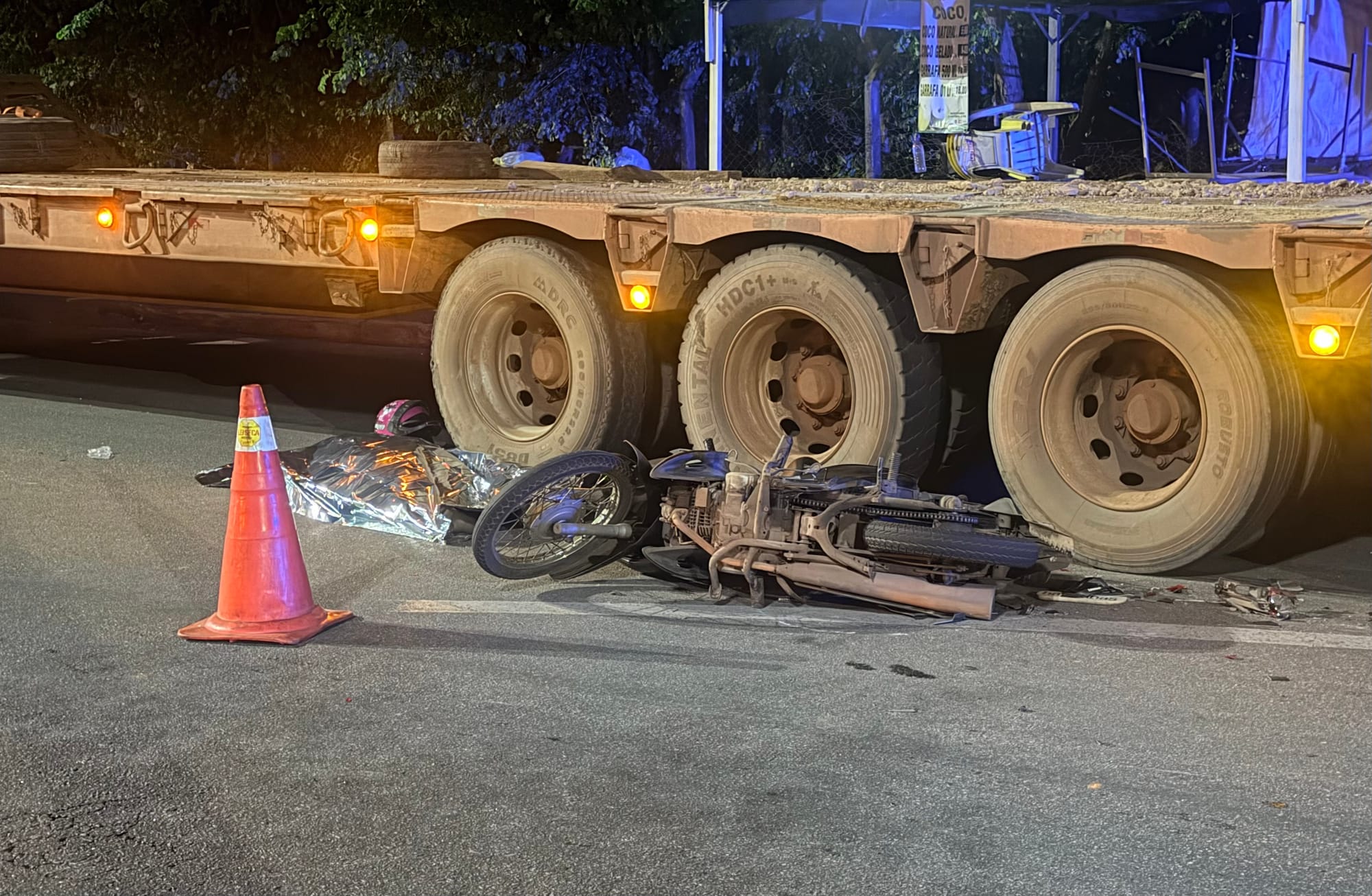 Jovem de 20 anos morre após acidente envolvendo moto e caminhão em Várzea Grande