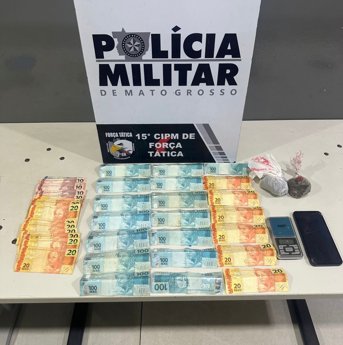 Endividado com facção, jovem é flagrado traficando e acaba preso com dinheiro e drogas em Várzea Grande