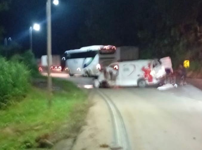 TRAGÉDIA NA SERRA: ambulância é atingida por carreta e deixa dois mortos na BR-364