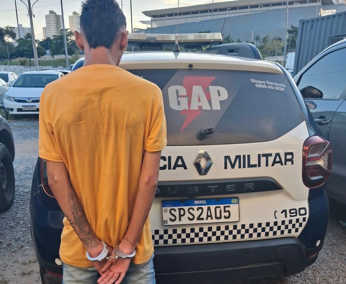 TRÁFICO EM FOCO: SUSPEITO CONHECIDO COMO “CANELINHA” É PRESO COM DROGAS E DINHEIRO EM BELA VISTA