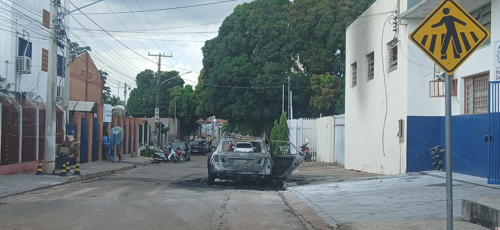 CARRO É DESTRUÍDO POR INCÊNDIO EM FRENTE A ESCOLA EM VÁRZEA GRANDE