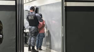 Mulher com tornozeleira desligada é presa em ponto de tráfico em VG