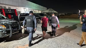 Polícia Militar prende homem com drogas após tentativa de fuga no Pedra 90