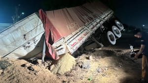 Carreta carregada de farelo de soja se desprende de cavalinho e quase tomba na BR-364 em Cuiabá