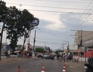 Homem permanece há mais de 12 horas em painel de supermercado na Alzira Santana, em Várzea Grande