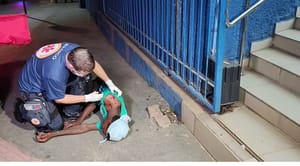 Homem é esfaqueado e desmaia em frente à Santa Casa em Cuiabá