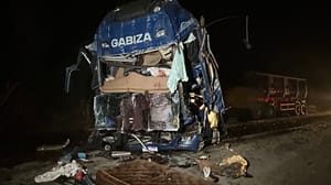 Batida entre três carretas mata motorista e deixa outro ferido na BR-364 Em Cuiabá