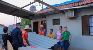 Prefeitura de Várzea Grande reforça apoio às famílias atingidas por temporal com entrega de kits emergenciais