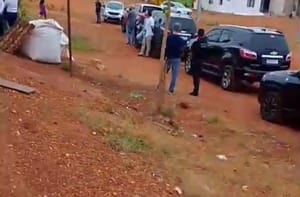 Polícia Federal, Civil, prefeitura neste momento no Residencial Padre Aldacir José, em Várzea Grande