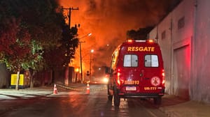 Massive Fire Destroys Canaã Recycling Center in Cuiabá, Brazil; Explosions Shake the Cophamil Area